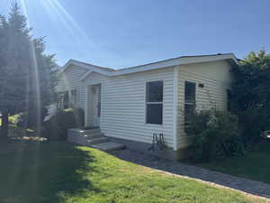 View of front facade featuring a front yard