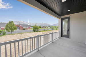 Balcony featuring a mountain view