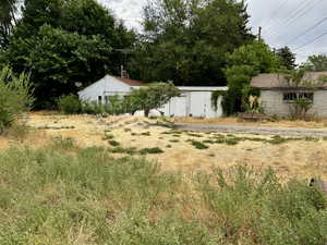View of yard with an outdoor structure
