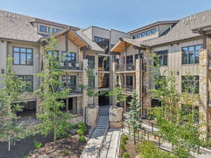 View of apartment building / complex