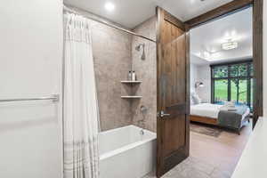 Ensuite bathroom featuring shower / tub combo