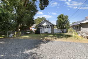 View of yard featuring an outbuilding