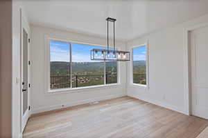 Imagine eating your meals while enjoying those sweet views!