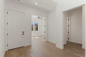 Entryway featuring light wood-style flooring, a ceiling fan, and recessed lighting