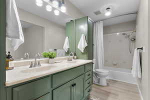 Owner's En-suite bathroom with double vanity, shower / tub combo.