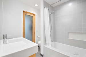 Bathroom featuring tiled shower / bath and recessed lighting