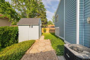 View of yard featuring a shed