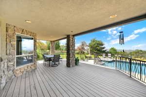 Deck with outdoor dining area