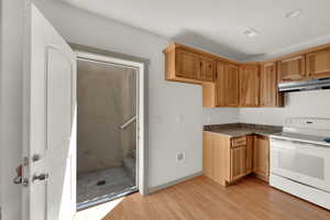 Entrance to basement apartment/Mother-in-law/ADU