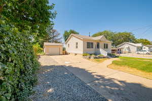 View of front of property featuring an outdoor structure and driveway