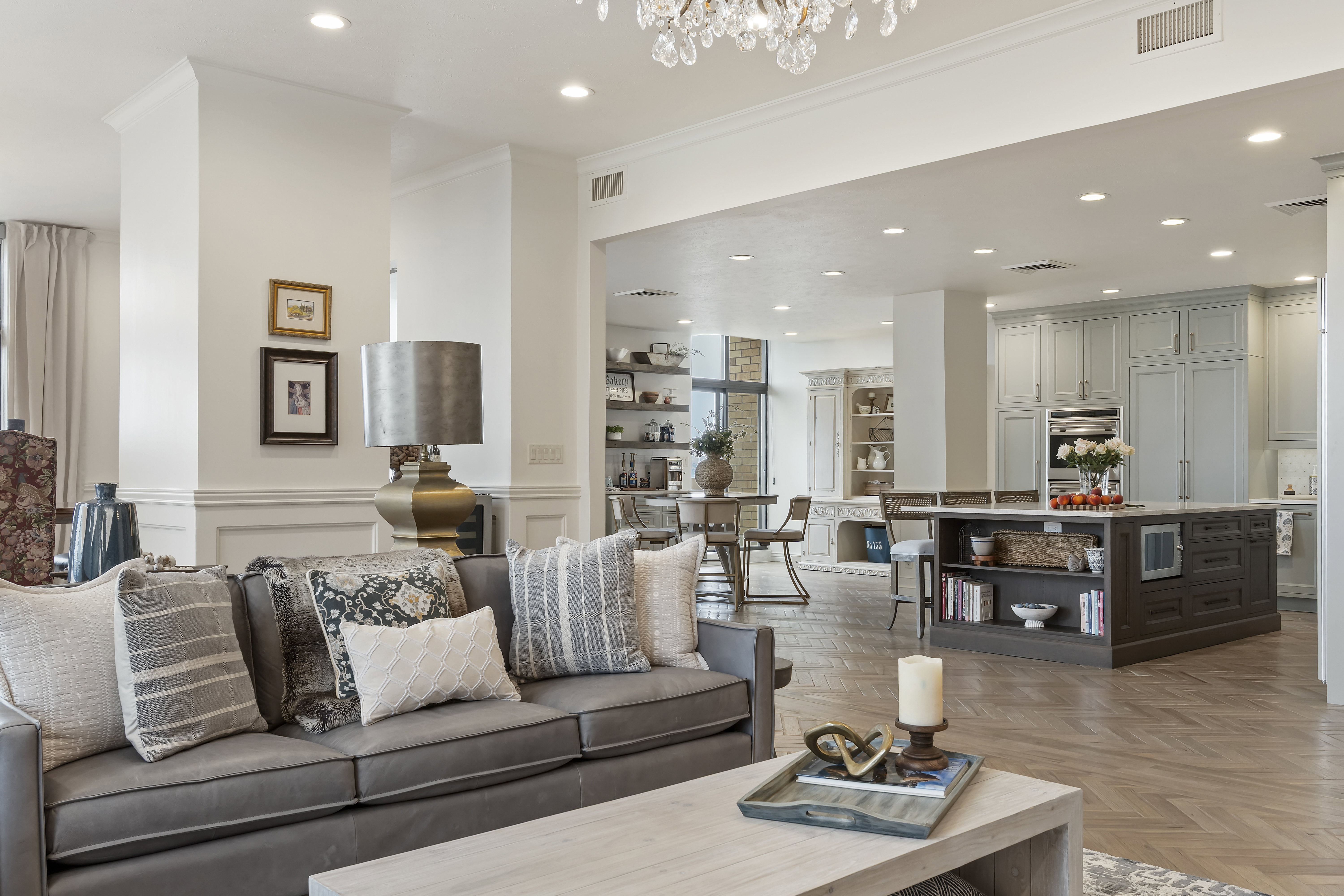 Living area with crown molding and recessed lighting