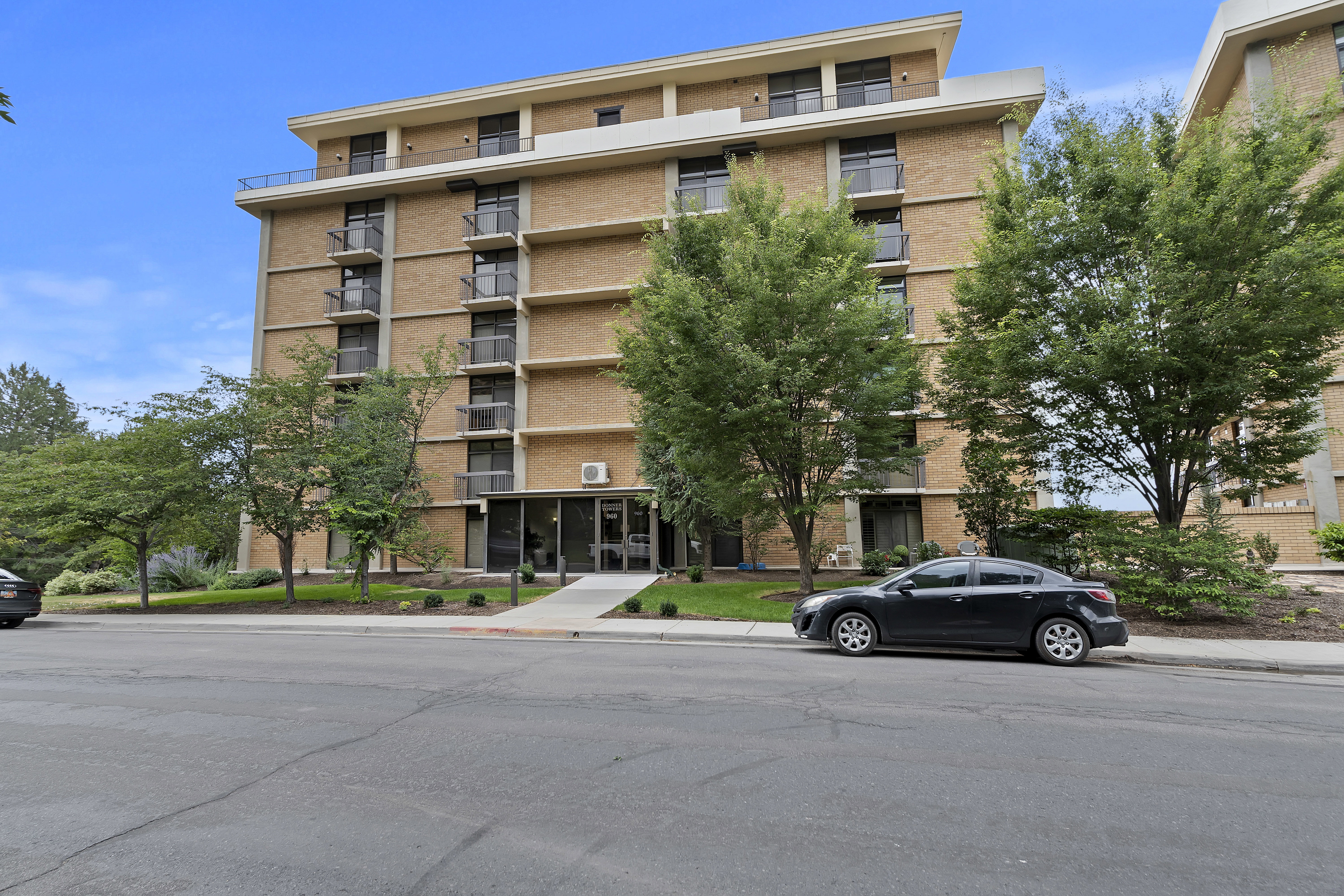 View of apartment building / complex