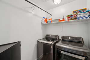 Laundry room with independent washer and dryer and baseboards