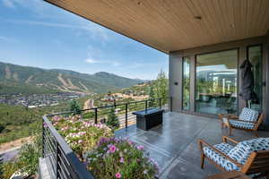 Balcony featuring a mountain view