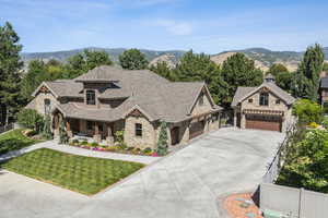 View of front of home/property