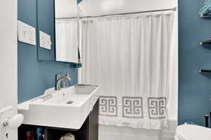 Full bath with shower / tub combo and vanity, Main Floor