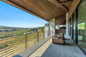 Balcony featuring a mountain view