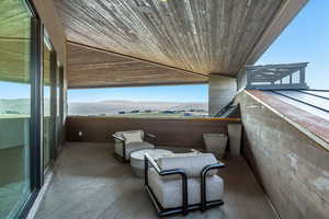 Balcony featuring a mountain view