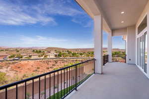 Balcony featuring a mountain view