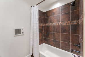 Full bath with shower / bathtub combination with curtain