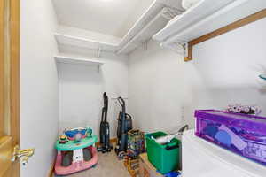 Storage featuring washer / dryer