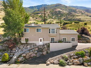 Home backs to mountain!