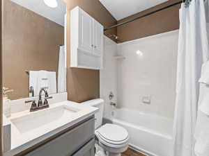 Full hallway bathroon