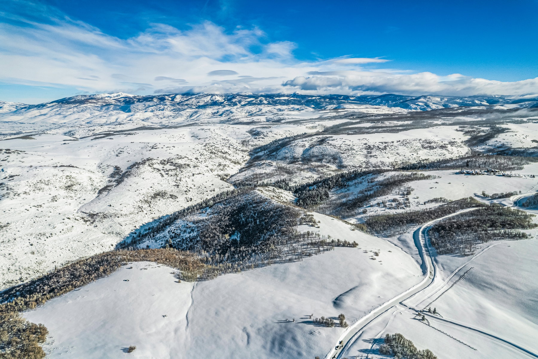 Snowy aerial view with a mountain view