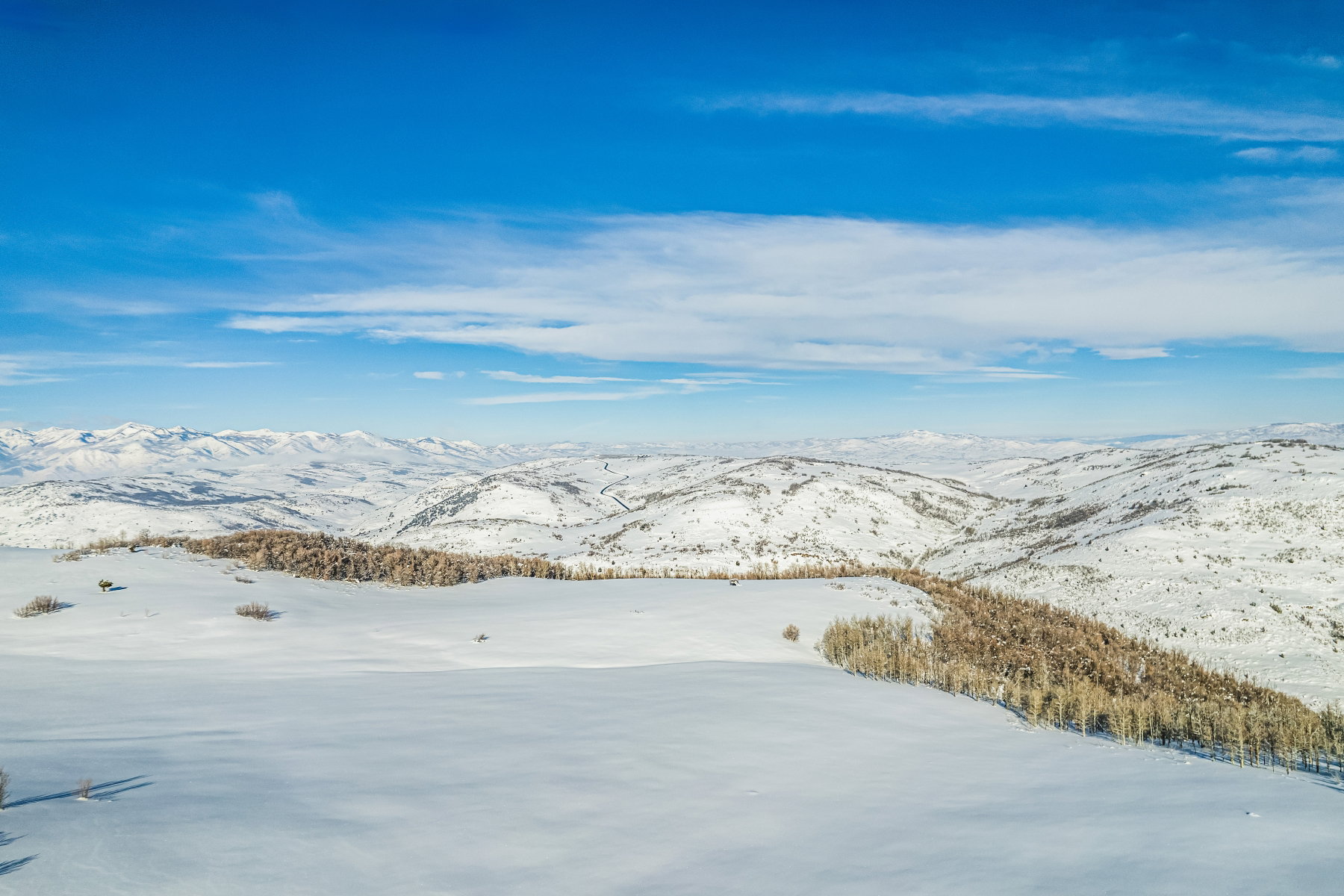 Snowy aerial view featuring a mountain view
