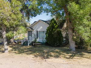 View of front facade featuring a front yard