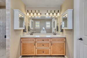 Primary bedroom en suite