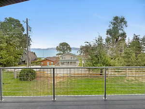 Balcony featuring a mountain view