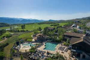 Bird's eye view of a pool and mountains
