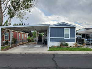 Manufactured / mobile home featuring a carport