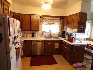 Wonderful Kitchen with lots of space and storage