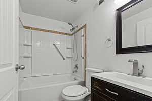 Bathroom with bathing tub / shower combination and vanity