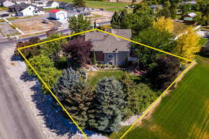 Aerial view of residential area featuring property parcel outlined