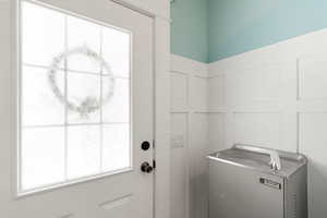 Laundry area with a decorative wall