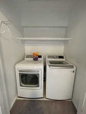 Laundry area featuring baseboards and independent washer and dryer