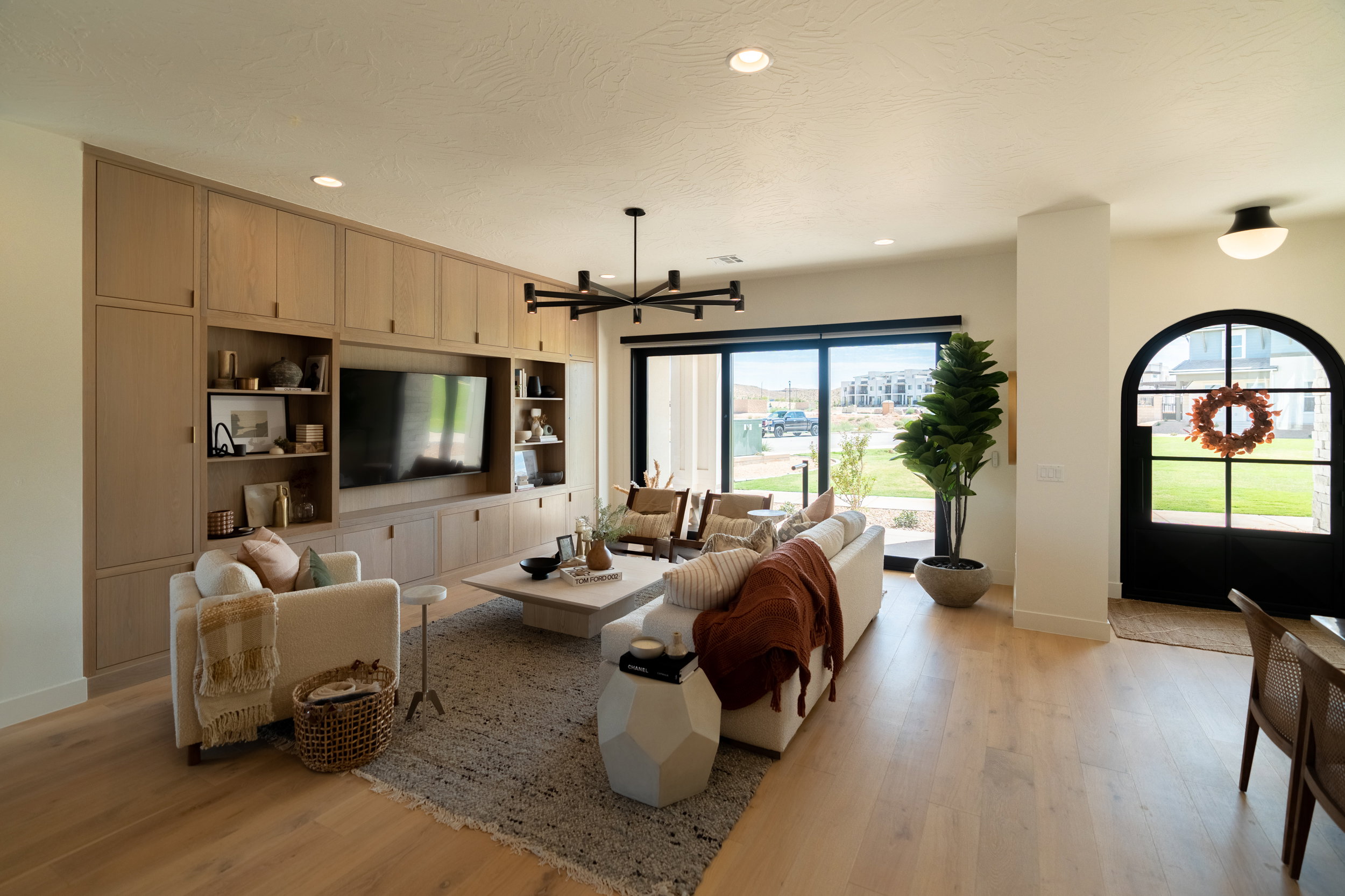 Living area featuring a chandelier, light wood finished floors, and recessed lighting