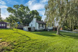 View of yard with an outdoor structure