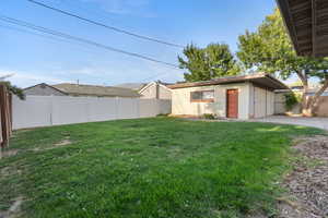 View of yard featuring an outdoor structure