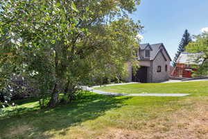 View of grassy yard