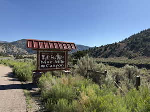 Community / neighborhood sign featuring a mountain view