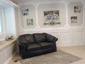 Living room with carpet flooring and a decorative wall