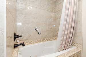 Bathroom with a combined bath / shower with jetted tub