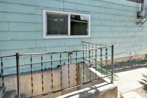 Stairs/entrance leading to cellar