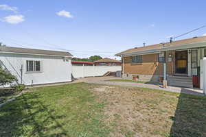 View of yard featuring an outdoor structure