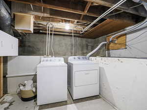 Washroom with independent washer and dryer