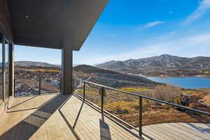 Balcony featuring a mountain view